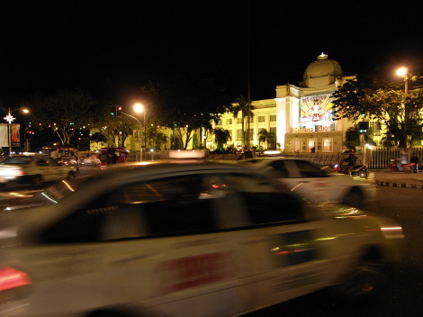 州政府庁舎(Provincial Capitol)前