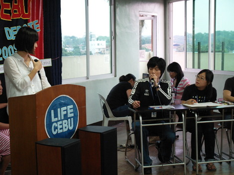フィリピン・セブ市の英語学校『LIFE CEBU』で議論大会